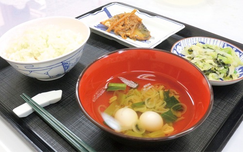 和食器に盛られた給食