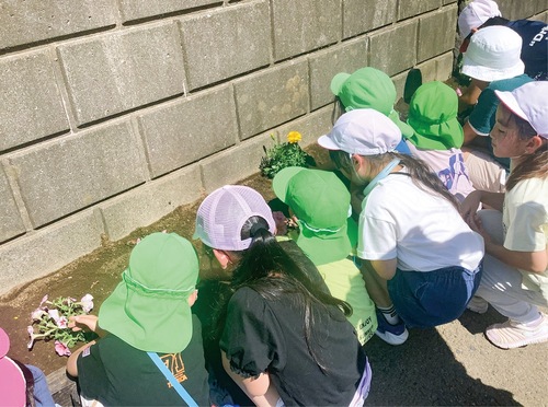 花植えを行う児童と園児