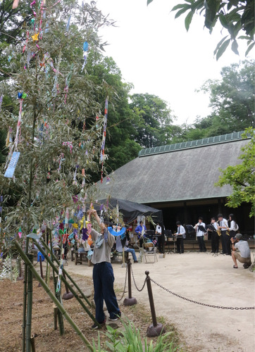 大きな竹飾りが古民家の向かいに飾られた大きな七夕飾り