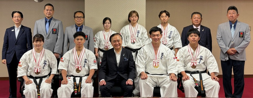 黒岩知事を表敬訪問した入賞選手ら