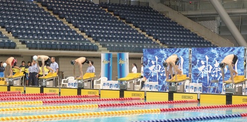 パリパラリンピック代表の木村敬一選手（右端）、富田宇宙選手（右から２人目）、川渕大耀選手（左から３人目）