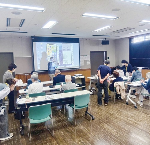 ＭＩＣＳのスマホ講習会（提供写真）
