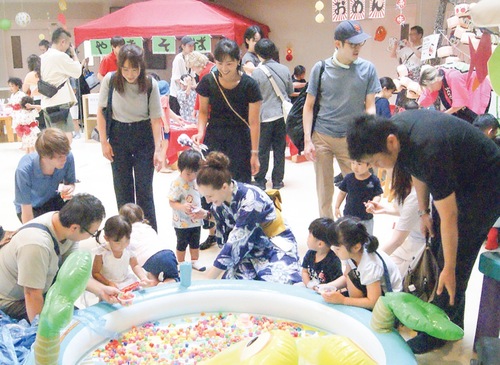 縁日を楽しむ子どもたち