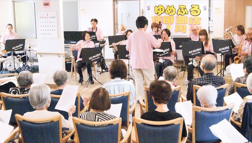 演奏する楽団員