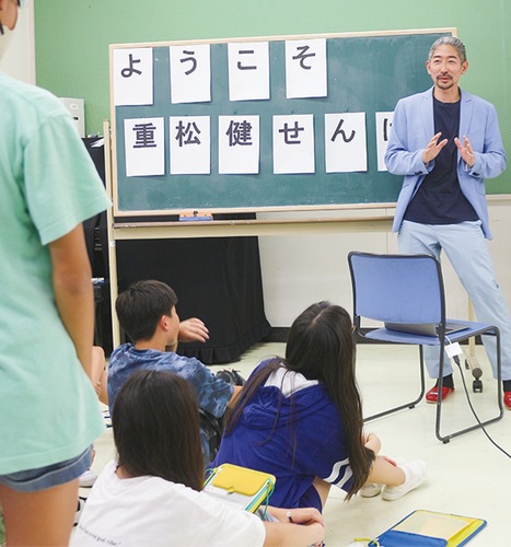 児童の質問に答える重松さん