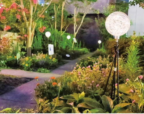 ガーデンを照らすボタニカルライト＝提供写真