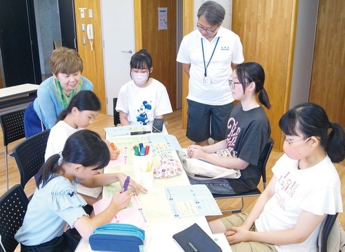 参加目的や意気込みを発表し合う参加者ら