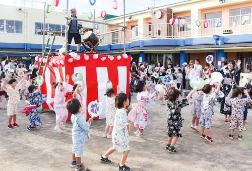 櫓の周りを元気よく踊る園児たち