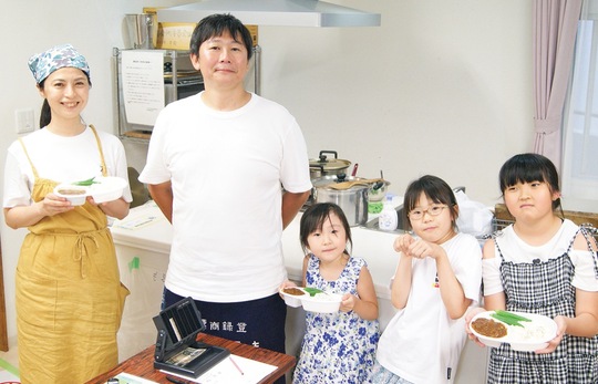 坂井さん（左）と近内さん（左から２人目）