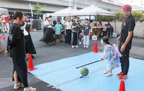 子どもたちに人気のスイカ割り