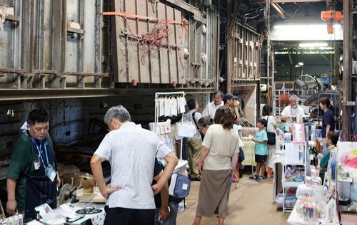 ブースが並ぶ工場内