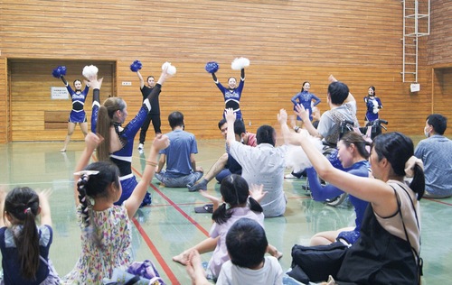 ｢☆SPARKS☆｣と一緒に踊る参加者ら