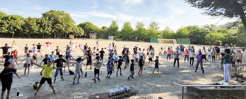 ラジオ体操をする参加者