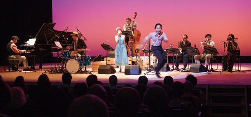 演奏・歌・ダンスで会場を魅了する出演者たち