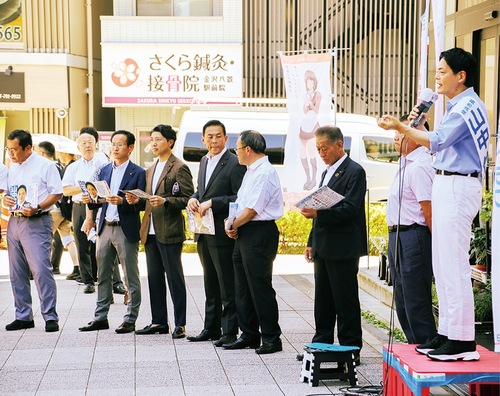 金沢八景駅前で第一声を上げる山中氏（右）と応援に駆け付けた自民党や立憲民主党の議員（7月20日）