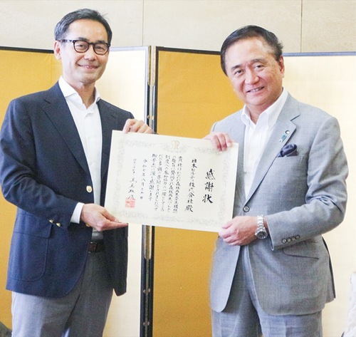 黒岩知事から感謝状を受け取る堺社長（左）