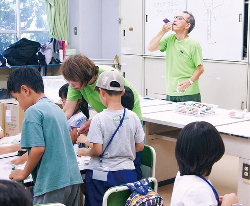 風船ホバークラフトを工作する参加者ら