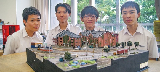 （左から）高山さん、吉田さん、野嶋さん、山出さん