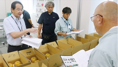 意見を述べ合う審査員ら