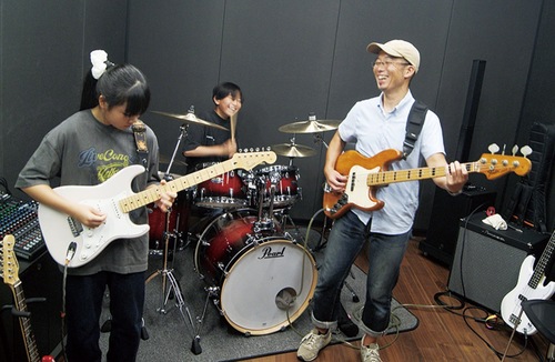 大野さんと楽し気に演奏する子どもたち