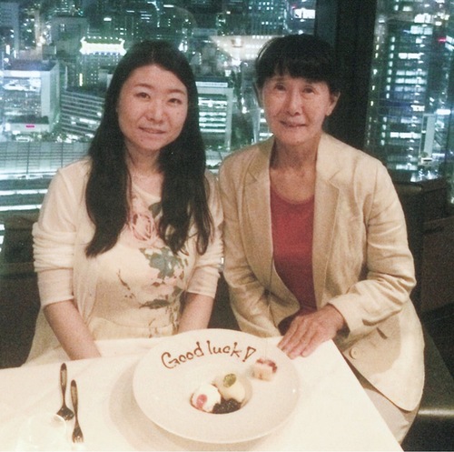 仰木さん（右）と娘さんで撮った最後の写真