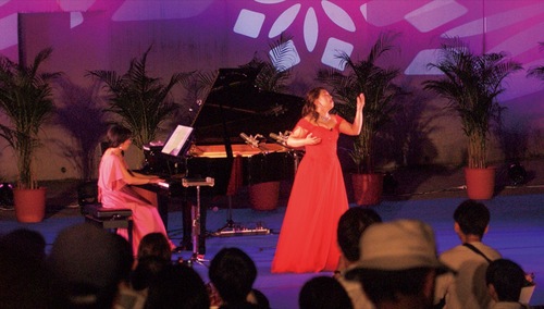 歌唱・演奏する出演者ら