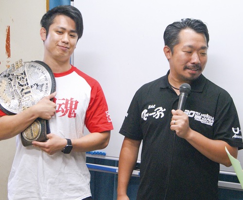 授業に参加した佐藤選手（左）と中谷レフェリー