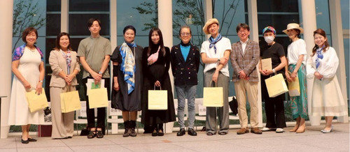 グランプリを受賞した内田さん（左から５人目）をはじめとするスカーフコンテストの受賞者と審査員たち