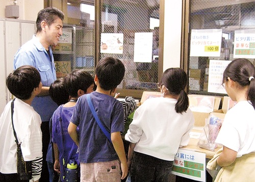 バネを使ったゲームを行う児童ら