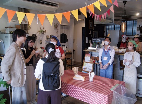 地元の味を堪能する来場者