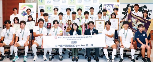 佐々田区長らに優勝報告をする部員ら