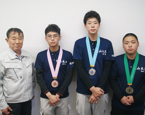 （左から）秋山会長、松下さん、木村さん、阿部さん