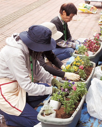 花を植える参加者