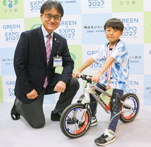 佐々田区長と写真に収まる東園さん(右)