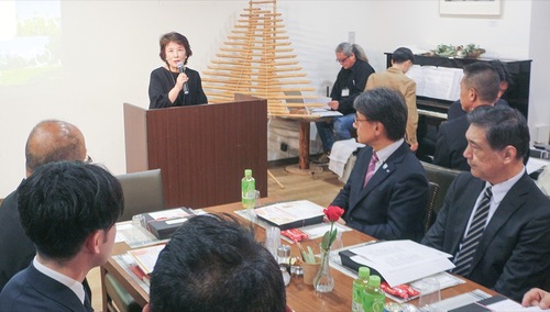 あいさつをする同会の松原代表