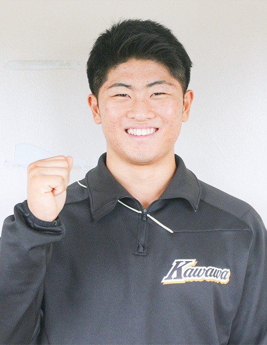笑顔でポーズをとる濱岡さん
