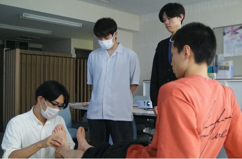 研修を受ける学生ら