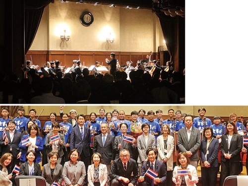 演奏するイマヌエルオーケストラ(写真上)、オーケストラメンバーと記念撮影する敷田県議ら関係者(写真下)