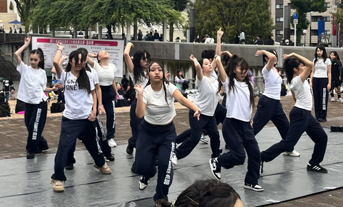 ダンスを披露する出演者