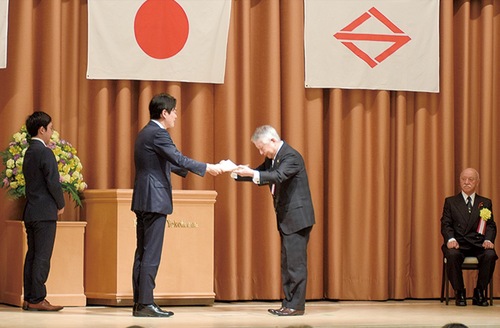 協議会の被表彰者に表彰状を手渡す山中市長（左）