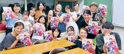 顔合わせ時に作品をＰＲするメンバーら