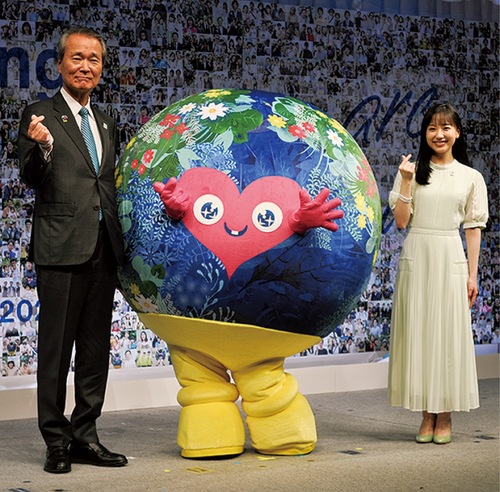 発表会に登場した芦田さんとＧＲＥＥＮ×ＥＸＰＯ協会の筒井義信会長、マスコットのトゥンクトゥンク