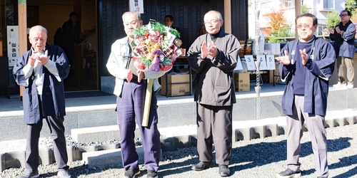 商売繁盛を願い三本締めをする関係者ら