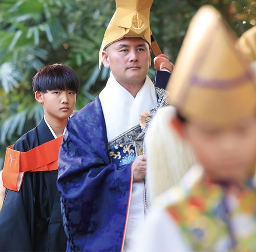 行列を従え寺に向かう野呂新住職（中央）