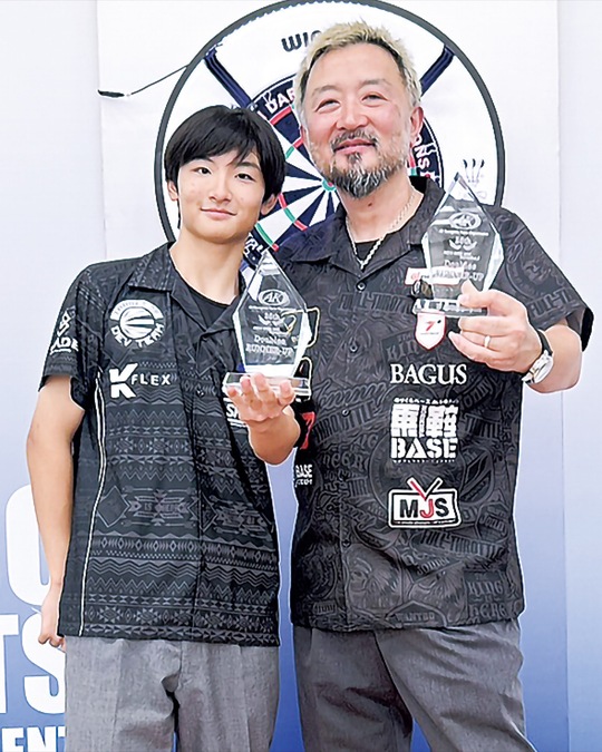 トロフィーを持つ安食泰虎さん（左）と賢一さん