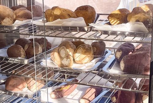 種子島産の安納芋や茨城県産シルクスイートなど数種類の焼き芋が並ぶ