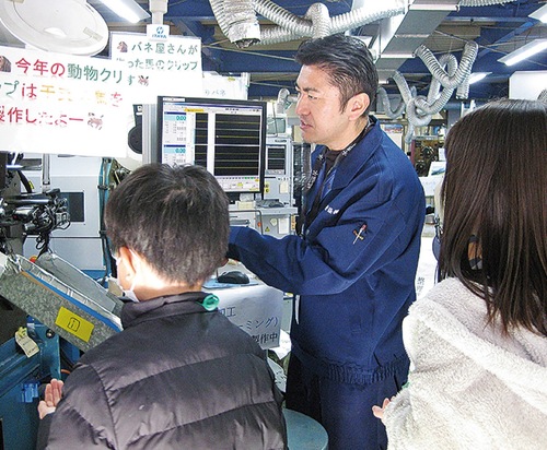 バネの製造工程を説明する武山専務