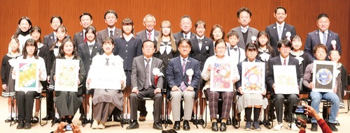 来賓や受賞者を交えての記念撮影