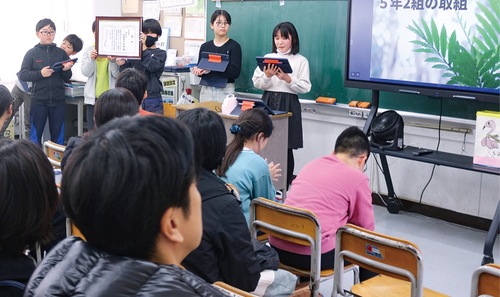 保護者らに学習の発表し、コンクールの賞状を示す５年生の児童ら