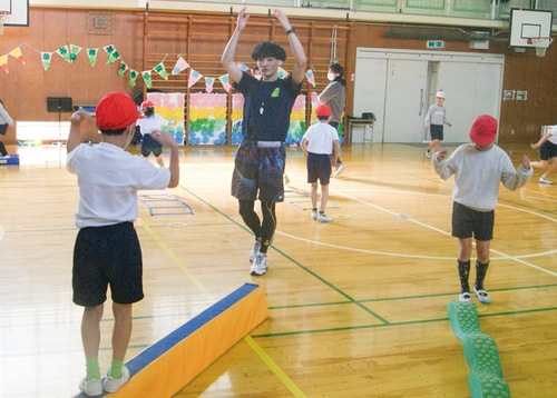 さまざまな運動に挑戦する児童ら